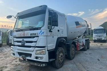 二手中国重汽 HOWO重卡 380马力 8X4 5.7方搅拌车(12档)(国五) 前四后八 中国重汽二手搅拌车