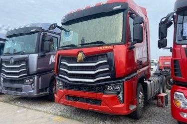 二手中国重汽 HOWO Max重卡 530马力 6X4 LNG自动档牵引车(国六) 双驱 曼二手牵引车 黄牌