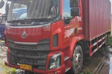 二手东风柳汽 新乘龙M3中卡 190马力 4X2 8.3米厢式载货车(国五) 单桥 东风康明斯二手载货车 黄牌