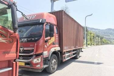 二手福田 奥铃大黄蜂 220马力 6.8米排半厢式载货车(国六) 单桥 福田康明斯二手载货车 黄牌