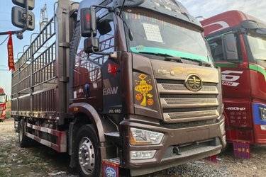 二手一汽解放 J6L中卡 尊享版 绿通 260马力 4X2 6.75米仓栅式载货车(国六) 单桥 大柴二手载货车 黄牌图片