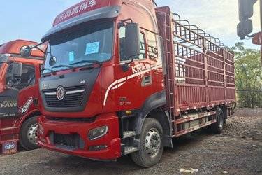 二手东风商用车 天锦KR PLUS 舒适版 290马力 4X2 6.8米仓栅式载货车(国六)(高顶双卧)(国六) 单桥 康明斯二手载货车 黄牌图片