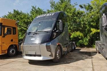 二手江淮 星耀X7重卡 530马力 6X4 LNG牵引车(国六) 双驱 康明斯二手牵引车 黄牌图片