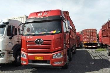 二手一汽解放 新J6P重卡 质惠版 420马力 8X4 9.5米仓栅式载货车(国五) 前四后八 锡柴二手载货车 黄牌图片