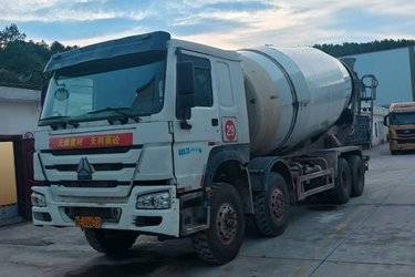 二手中国重汽 HOWO重卡 380马力 6X4 4.15方搅拌车底盘(国五) 后八轮 中国重汽二手搅拌车图片