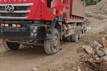 二手上汽红岩 杰狮重卡 390马力 6X4 6米自卸车(国五) 后八轮 上菲红二手自卸车 黄牌