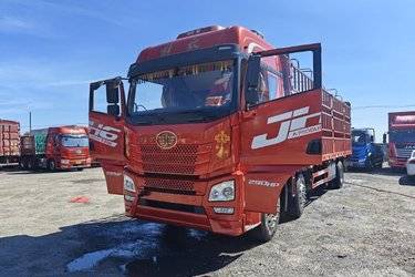 二手青岛解放 JH6重卡 领航版2.0 290马力 6X2 9.5米仓栅式载货车(国六)(4.1速比)(国六) 前四后四 锡柴二手载货车 黄牌