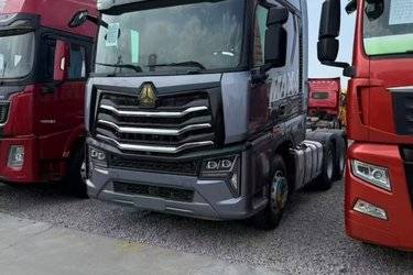 二手中国重汽 HOWO Max重卡 540马力 6X4 LNG自动档牵引车(国六) 双驱 曼二手牵引车 黄牌图片