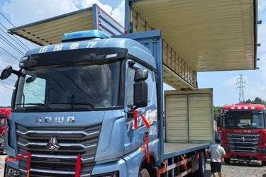 二手重汽豪沃HOWO TS7 6.9L柴油 290马力 4X2 中国重汽8档 9.6米厢式载货车(国六) 单桥 曼二手载货车 黄牌图片