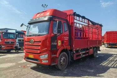 二手一汽解放 J6L中卡 尊享版 绿通 260马力 4X2 6.75米仓栅式载货车(国六) 单桥 大柴二手载货车 黄牌图片