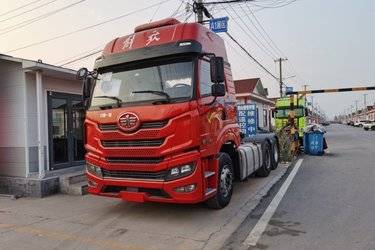 二手青岛解放 悍VH重卡 460马力 6X4 牵引车(国六) 双驱 潍柴二手牵引车 黄牌图片
