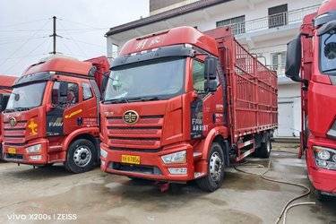 二手一汽解放 J6L中卡 精英版 260马力 4X2 6.75米仓栅式载货车(国六) 单桥 锡柴二手载货车 黄牌图片