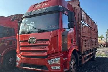 二手一汽解放 J6L中卡 尊享版 绿通 260马力 4X2 6.75米仓栅式载货车(国六) 单桥 大柴二手载货车 黄牌图片