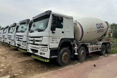 二手中国重汽 HOWO重卡 380马力 8X4 5.7方搅拌车(12档)(国五) 前四后八 中国重汽二手搅拌车图片