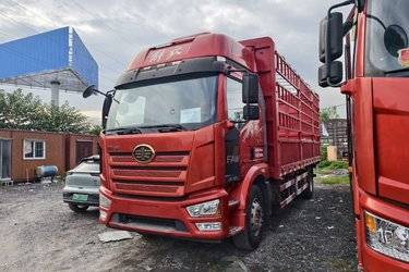 二手一汽解放 J6L中卡 精英版 260马力 4X2 6.75米仓栅式载货车(国六) 单桥 锡柴二手载货车 黄牌图片