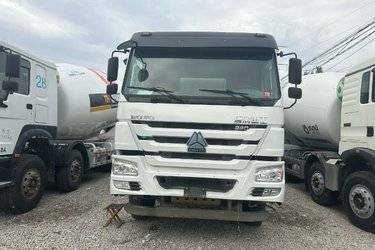 二手中国重汽 HOWO重卡 380马力 8X4 5.7方搅拌车(12档)(国五) 前四后八 中国重汽二手搅拌车图片