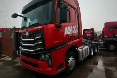二手中国重汽 HOWO Max重卡 高效版 530马力 6X4 AMT自动档牵引车(国六) 双驱 潍柴二手牵引车 黄牌图片