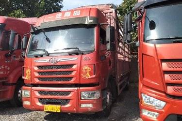 二手青岛解放 龙VH中卡 220马力 6X2 6.7米仓栅式载货车(国五) 前四后四 锡柴二手载货车 黄牌