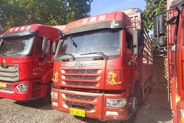 二手青岛解放 龙VH中卡 220马力 6X2 6.7米仓栅式载货车(国五) 前四后四 锡柴二手载货车 黄牌