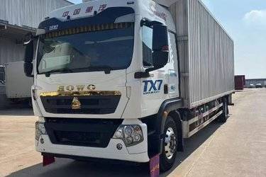 二手中国重汽 HOWO TX重卡 290马力 6X2 9.52米厢式载货车(国六) 前四后四 曼二手载货车 黄牌
