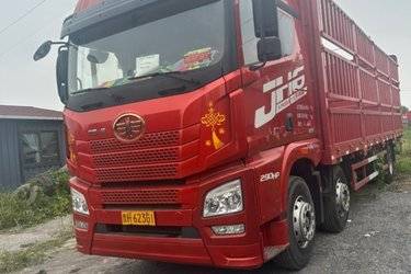 二手青岛解放 JH6重卡 领航版2.0 290马力 6X2 9.5米仓栅式载货车(国六) 前四后四 锡柴二手载货车 黄牌
