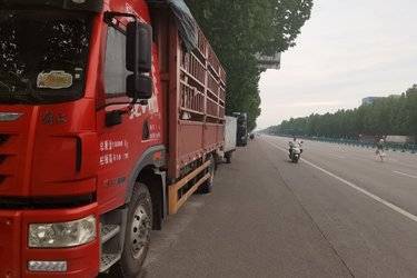 二手青岛解放 龙VH中卡 220马力 4X2 6.75米仓栅式载货车(国五) 单桥 锡柴二手载货车 黄牌