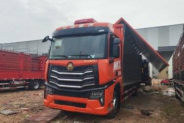二手中国重汽 HOWO MAX 290马力 4X2 9.6米厢式载货车(国六) 单桥 曼二手载货车 黄牌