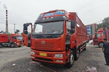 二手一汽解放 J6L重卡 260马力 6X2 9.7米仓栅式载货车(国六) 前四后四 锡柴二手载货车 黄牌