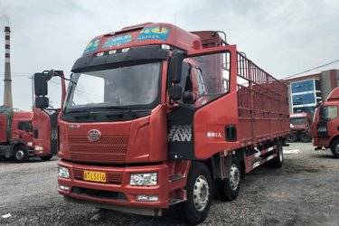 二手一汽解放 J6L重卡 260马力 6X2 9.7米仓栅式载货车(国六) 前四后四 锡柴二手载货车 黄牌