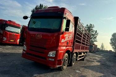 二手青岛解放 JH6重卡 领航版2.0 290马力 6X2 7.7米仓栅式载货车(国六) 前四后四 锡柴二手载货车 黄牌