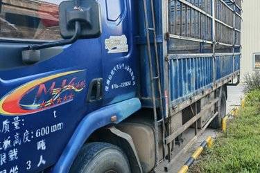 二手东风柳汽 乘龙M3中卡 190马力 6X2 9.6米仓栅式载货车(国四) 前四后四 玉柴二手载货车 黄牌