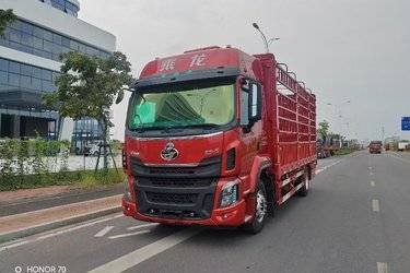 二手东风柳汽 乘龙H5中卡 260马力 4X2 6.8米仓栅式载货车(3.6T前桥)(国五) 单桥 玉柴二手载货车 黄牌图片