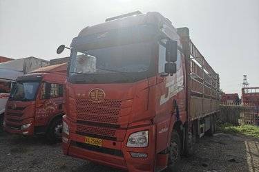 二手青岛解放 JH6重卡 领航版2.0 420马力 8X4 9.5米仓栅式载货车(国五) 前四后八 锡柴二手载货车 黄牌