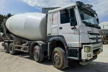 二手中国重汽 HOWO重卡 380马力 8X4 5.7方搅拌车(12档)(国五) 前四后八 中国重汽二手搅拌车图片