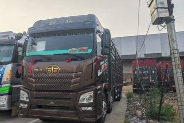 二手青岛解放 JH6重卡 400马力 8X4 9.4米仓栅式载货车(法士特12挡)(国五) 前四后八 锡柴二手载货车 黄牌