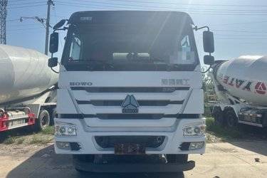 二手中国重汽 HOWO重卡 380马力 6X4 4.15方搅拌车底盘(国五) 后八轮 中国重汽二手搅拌车图片