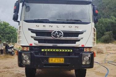 二手上汽红岩 杰狮C500重卡 重载版 390马力 8X4 8.3米自卸车(国五) 前四后八 上柴二手自卸车 黄牌