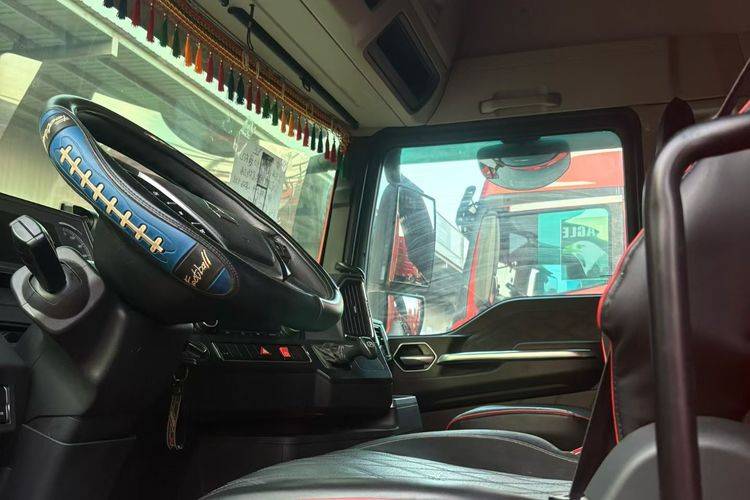 二手重汽汕德卡 290马力 载货车