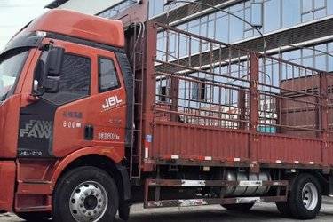 二手一汽解放 J6L中卡 创富版 220马力 4X2 6.75米仓栅式载货车(国六) 单桥 大柴二手载货车 黄牌图片