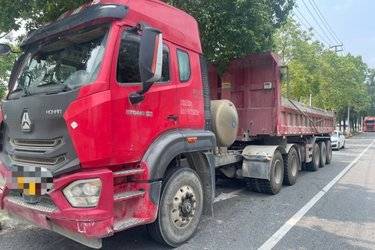 二手中国重汽 豪瀚J7B重卡 复合版 430马力 4X2 LNG牵引车(国六) 单桥 潍柴二手牵引车 黄牌