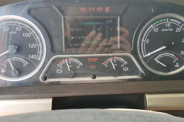 二手东风柳汽 乘龙H7重卡 350马力 8X4 9.4米仓栅式载货车(国五) 前四后八 玉柴二手载货车 黄牌图片