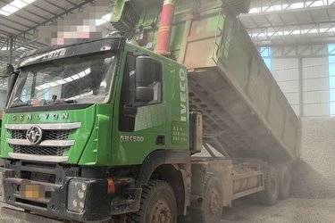 二手上汽红岩 杰狮C500重卡 复合版 390马力 8X4 7.2米自卸车(国五) 前四后八 上菲红二手自卸车 黄牌图片