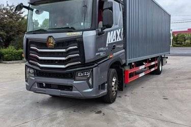 二手中国重汽 HOWO MAX 290马力 4X2 9.6米厢式载货车(国六) 单桥 中国重汽二手载货车 黄牌
