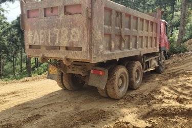二手上汽红岩 杰狮重卡 390马力 6X4 6米自卸车(国五) 后八轮 上菲红二手自卸车 黄牌图片