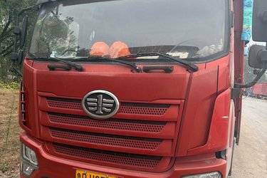 二手青岛解放 JK6中卡 220马力 4X2 6.8米仓栅式载货车(国六) 单桥 锡柴二手载货车 黄牌
