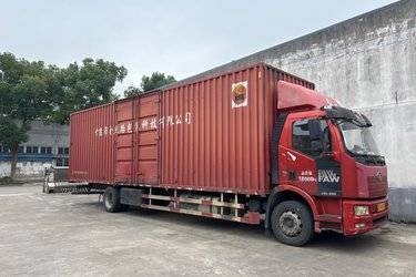 二手一汽解放 J6L重卡 240马力 4X2 9.7米厢式载货车(国五) 单桥 一汽解放二手载货车 黄牌图片