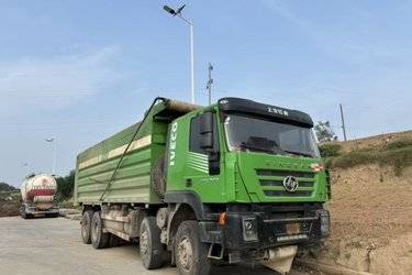 二手上汽红岩 杰狮重卡 350马力 8X4 9.55米栏板载货车(国五) 前四后八 上柴二手载货车 黄牌图片