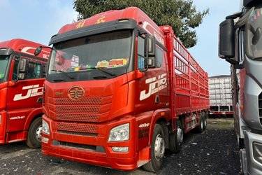 二手青岛解放 JH6重卡 460马力 8X4 9.5米仓栅式载货车(国六) 前四后八 锡柴二手载货车 黄牌图片