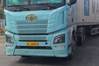 二手青岛解放 JH6重卡 领航版2.0 560马力 6X4 AMT自动挡牵引车(国六)(速比3.417)(国六) 双驱 潍柴二手牵引车 黄牌图片