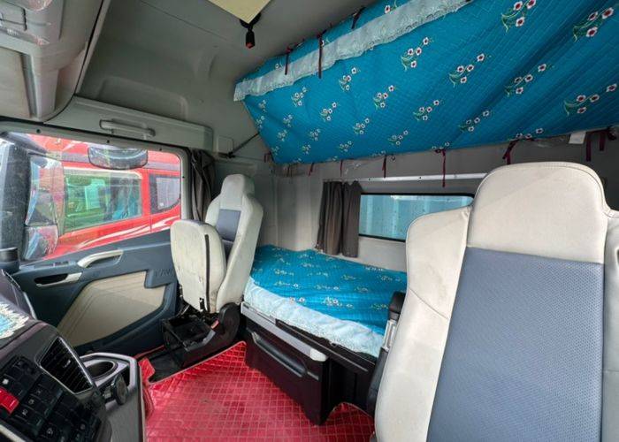 二手青岛解放 520马力 载货车